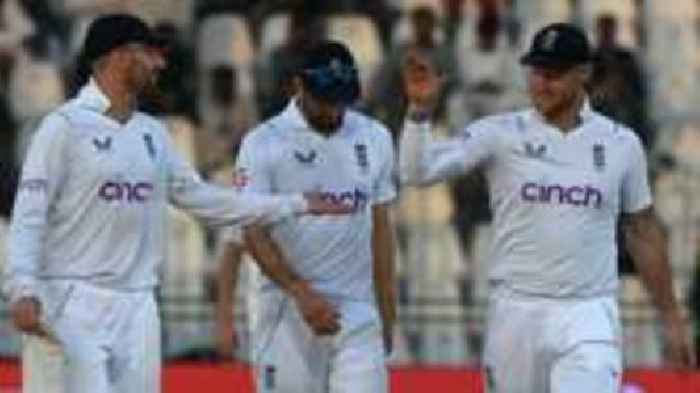 England seek six wickets to win series against Pakistan - radio & text