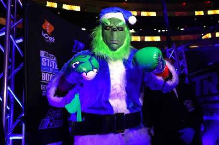 Boxer walks to ring as The Grinch before calling out Dillian Whyte and Daniel Dubois