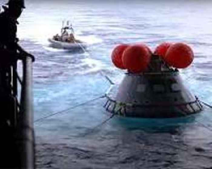 Orion splashes down in Pacific Ocean after trip around the moon