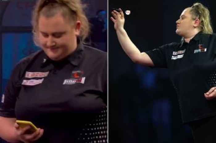 Darts fans amazed as Beau Greaves casually checks phone on stage during Ally Pally debut