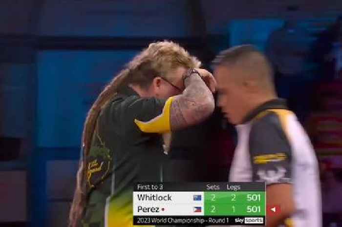 Simon Whitlock performs 'heartwarming tribute to BDO' with 30-dart leg won on D1