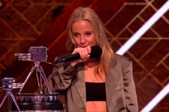 Beth Mead in tears as England Lionesses hero ditches crutches to collect SPOTY award