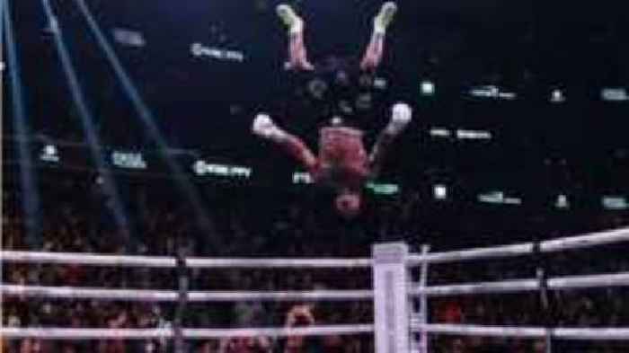 Davis stops Garcia to retain WBA lightweight title