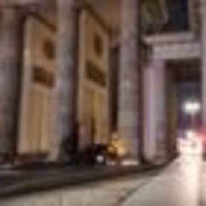 Man dies after crashing limousine into iconic Berlin landmark