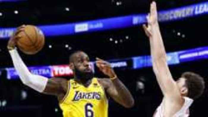 James scores season-high 48 points in Lakers win