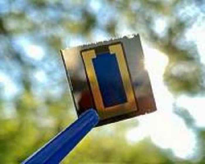 Improving perovskite solar cell resistance to degradation