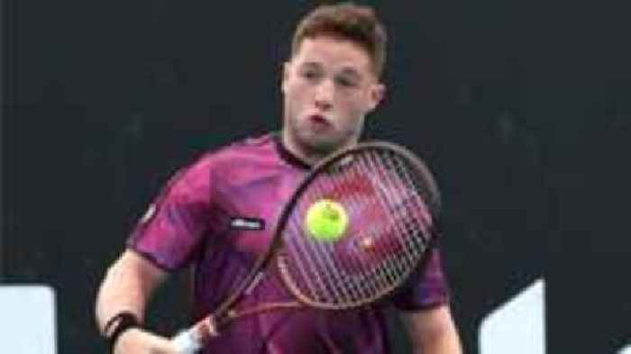 World number one Hewett wins in straight sets