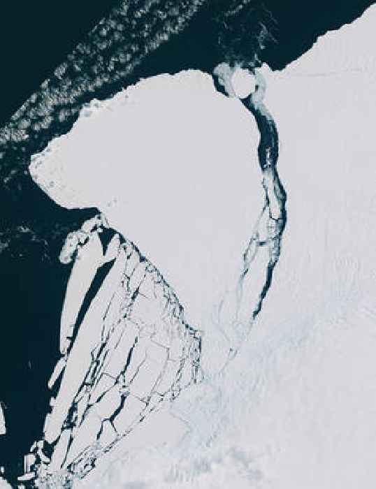 Giant iceberg breaks away from Antarctic ice shelf