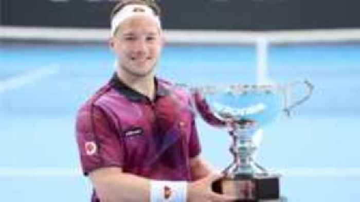Hewett wins first Australian Open singles title