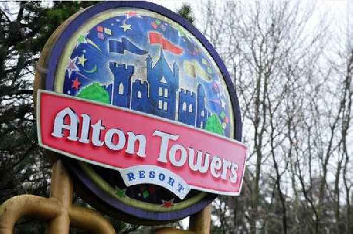 Jobs up for grabs at two of the country's most popular theme parks that you can apply for now