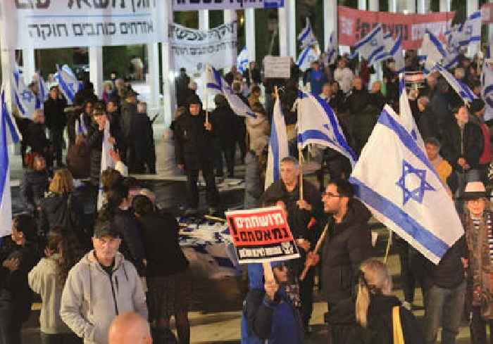 Hundreds gather across Israel to renew anti-gov't protests