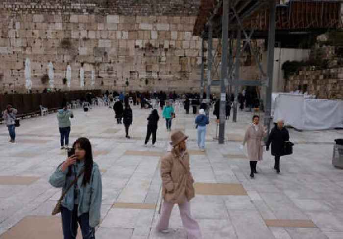 Woman shows up at Western Wall in her underwear