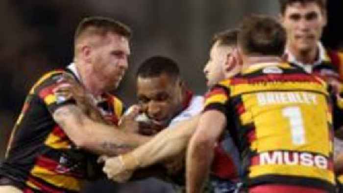 Salford win to spoil Leigh's Super League return