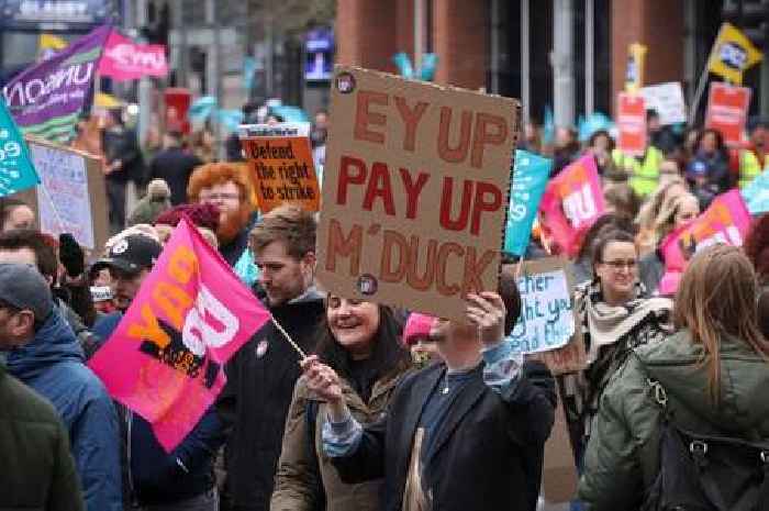 Government promises 'formal talks' over pay if teachers cancel strike