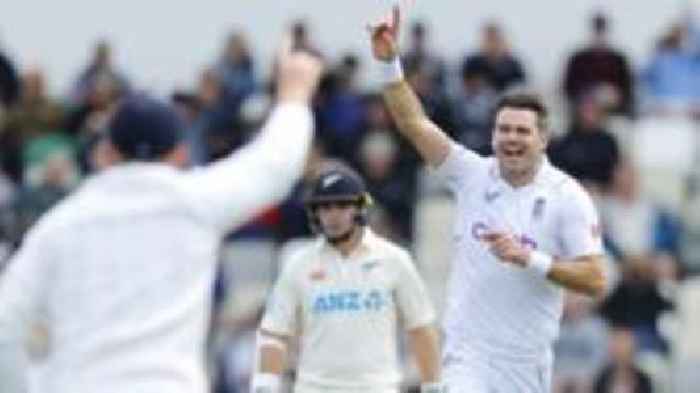 England chase early wickets against struggling NZ