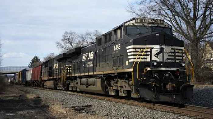 Railroad execs got cash, in part, for 'record' train length