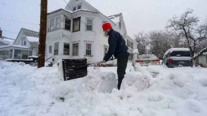 Storm's death toll rises, dumps snow on Northeast
