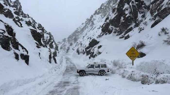 Snowstorm leaves Southern California mountain communities stranded