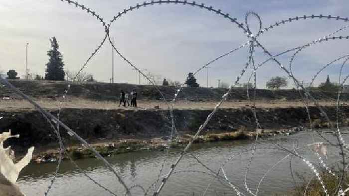 Barricades set up at bridge to stop crowd of migrants at US border