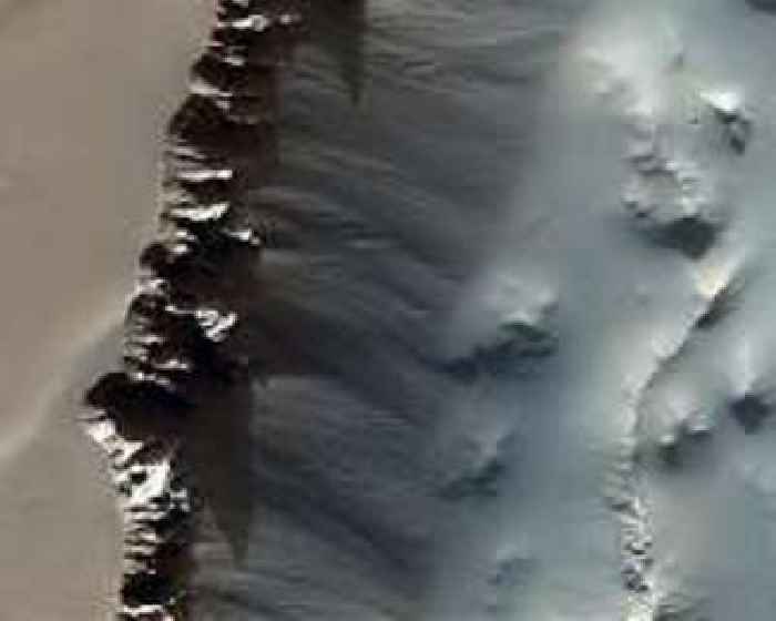 Remains of a modern glacier found near Martian equator