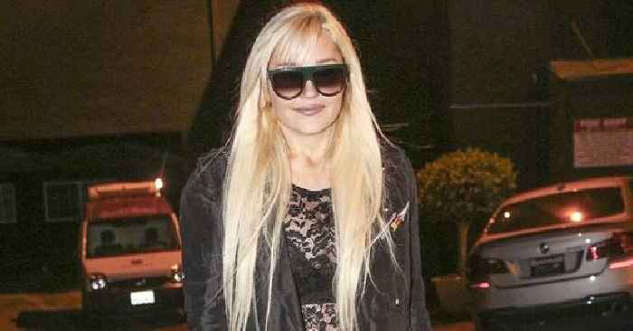 Amanda Bynes Looks Confused With A Fan In L.A. Prior To Being Placed On 5150 Psychiatric Hold: Watch