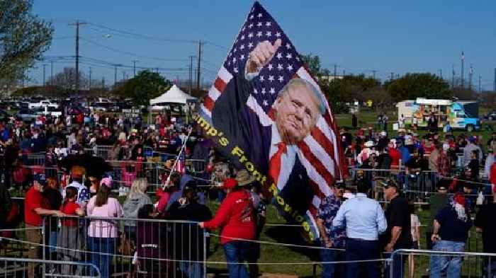 Hundreds gather for Donald Trump rally at Waco airport