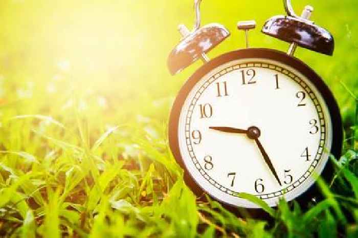 Thousands of islanders move their clocks forward for the final time