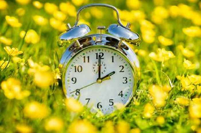 Thousands of islanders move their clocks forward for the final time