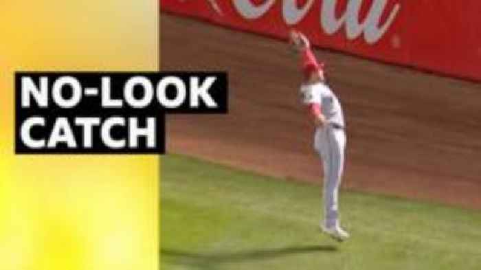 Renfroe makes 'ridiculous' no-look catch on debut
