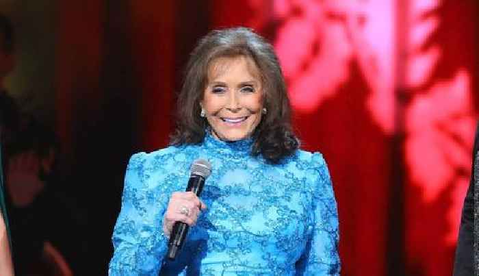 The Loretta Lynn Only We Knew: Country Legend's Pals Dolly Parton, Willie Nelson & Reba McEntire Tell All