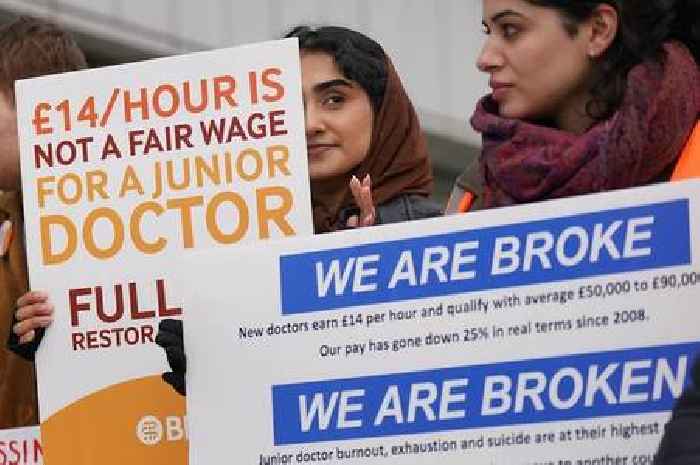 Junior doctors strike begins in England as patient care teeters 'on a knife edge'