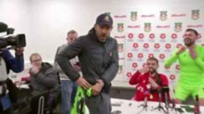 'Foster - jersey now' - Reynolds crashes Wrexham media conference