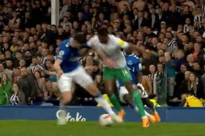 Everton score directly from corner - but Isak run embarrasses entire team moments later