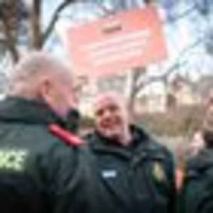 GMB union votes to accept NHS pay offer after Unite rejection