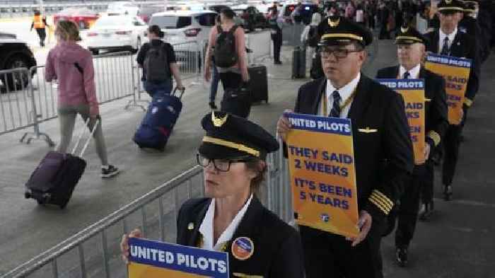 United pilots picket as airline unions press for higher pay