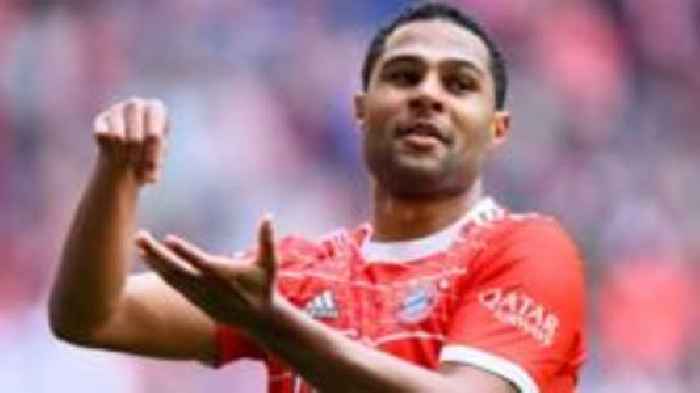 Bayern put six past Schalke to move closer to title