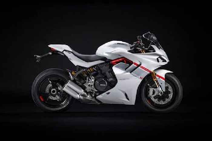 Ducati SuperSport 950 S Breaks Cover in Stripe Livery to Make Sure It's Noticed