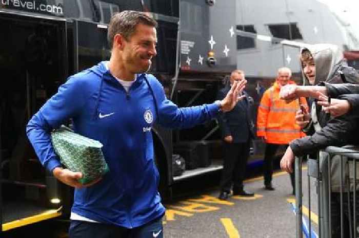 Gary Neville sends brutal Cesar Azpilicueta message in Chelsea vs Man City with retirement claim