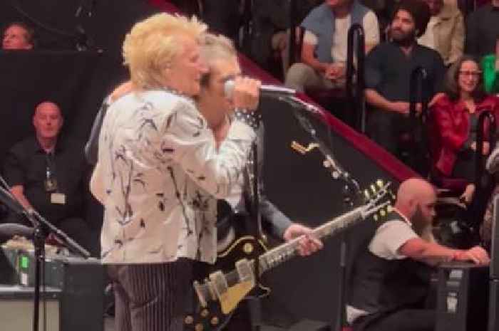 Rod Stewart and Ronnie Wood unite on stage for performance to pay tribute to pal Jeff Beck