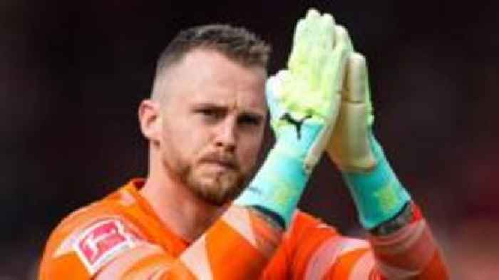Brentford sign Netherlands keeper Flekken