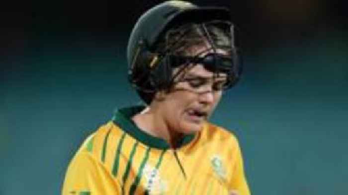 Van Niekerk 'uncomfortable' in cricket kit