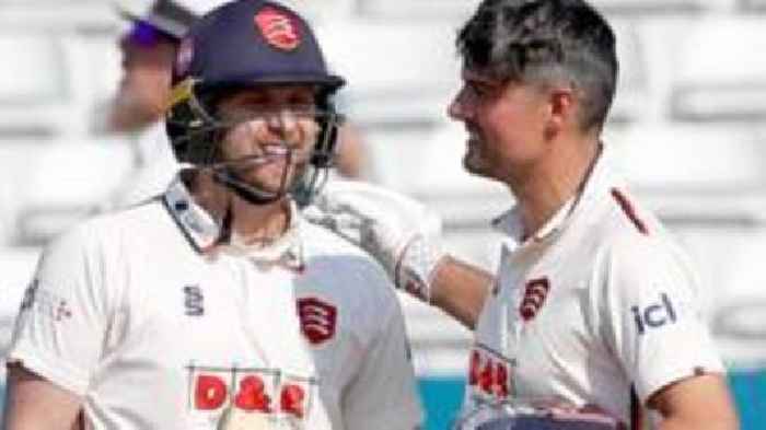 Cook & Critchley star as Essex dominate Somerset