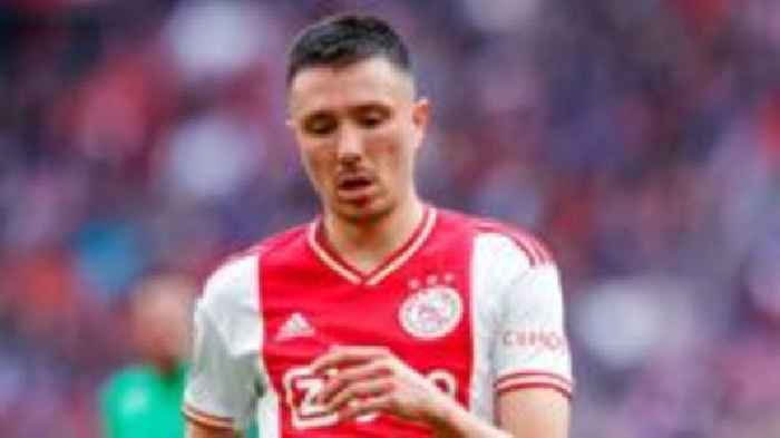 Ajax's Berghuis banned for 'throwing punch' at fan