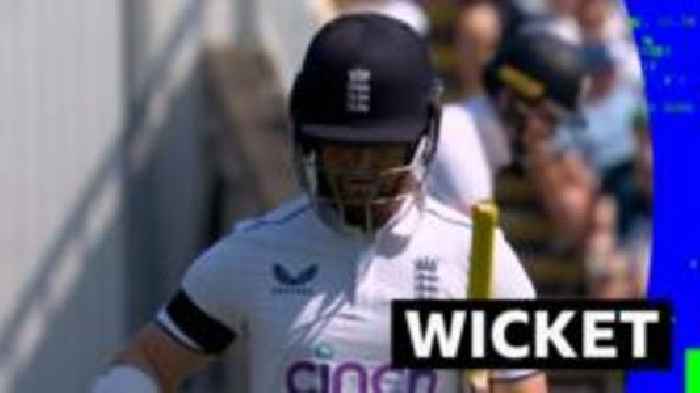 England lose first wicket as Duckett edges behind