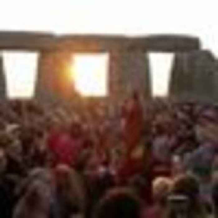 Thousands flock to Stonehenge to mark summer solstice