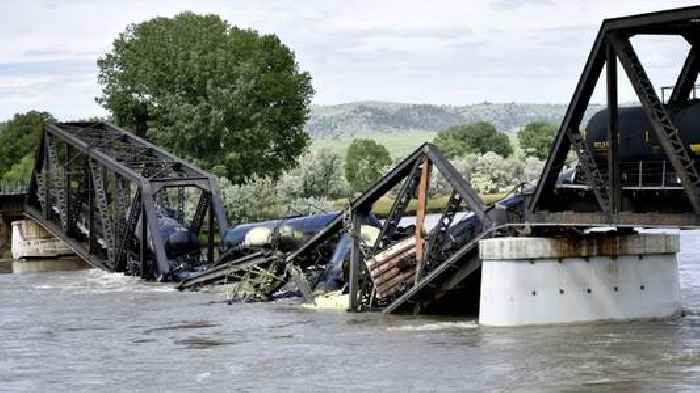 Officials: No threat from train that crashed into Yellowstone river