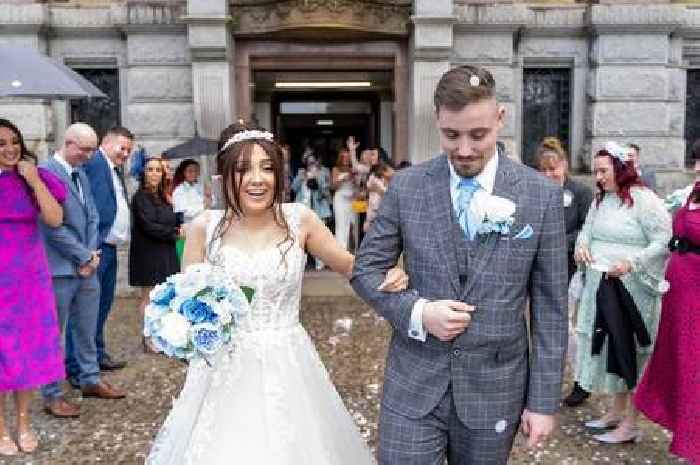 Mum-of-three with months left to live following ovarian cancer diagnosis ties the knot