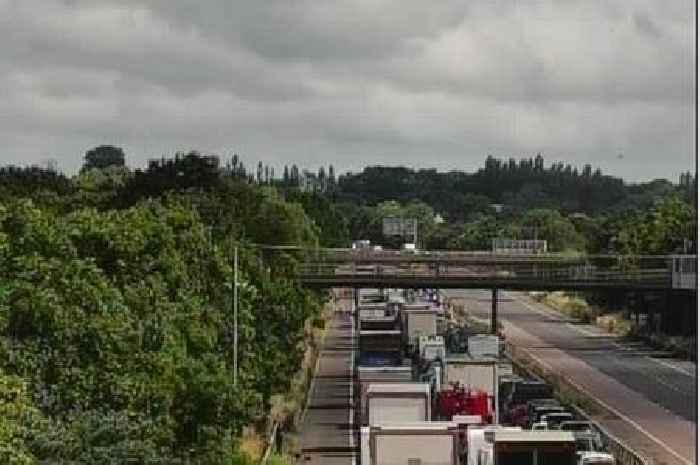 M5 huge queues and avoid motorway warning after serious crash