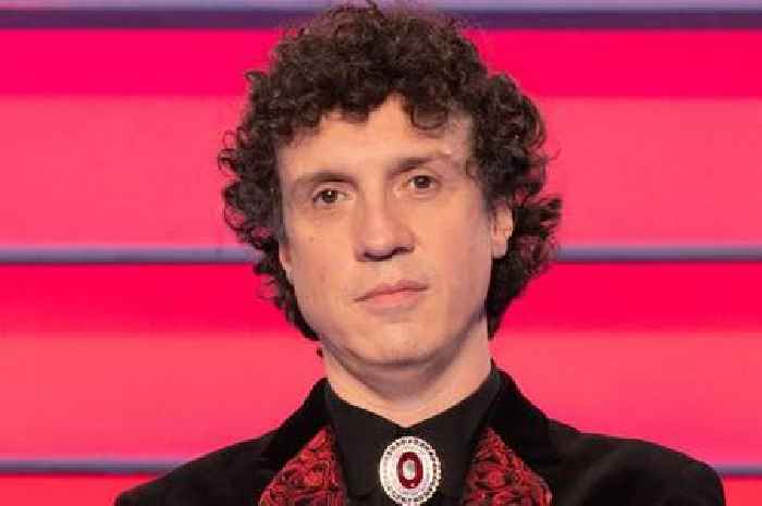 The Chase star challenges fans to five-question geography quiz that 'no one completes'