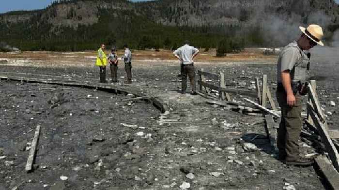 Explosion at Yellowstone forces tourists to run for safety